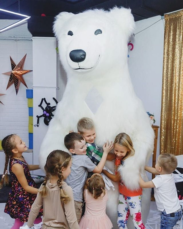 Гигантска бяла мечка